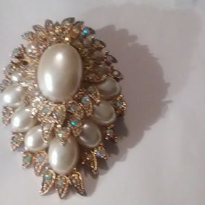 A broach / necklace